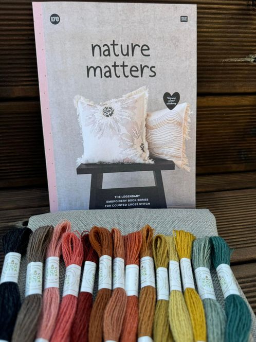 Hovedbilde Natures matters, Høstbroderi i korssting på ...