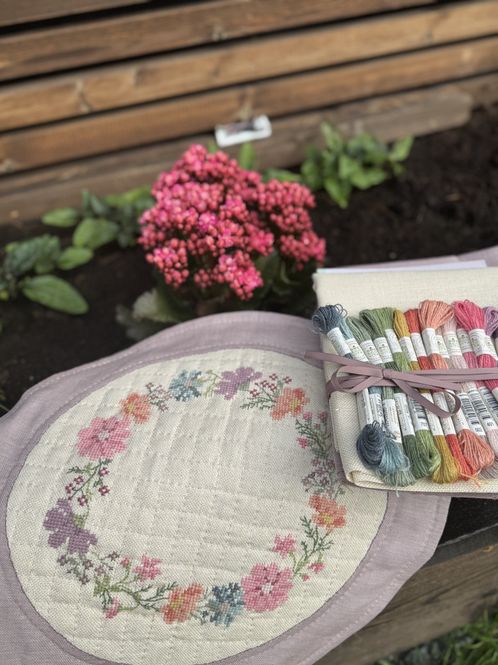 Hovedbilde Rund brodert sommerbrikke