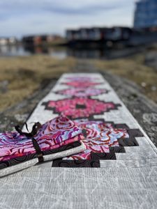 Hovedbilde V&aring;rbukett med kaffe og fargeglad sikk sakk